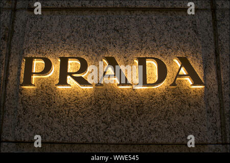 Lugano, Tessin, Suisse - 17 août 2019 : le logo Prada lumineux installé au mur du magasin dans la ville de Lugano, Suisse. Prada est un int Banque D'Images