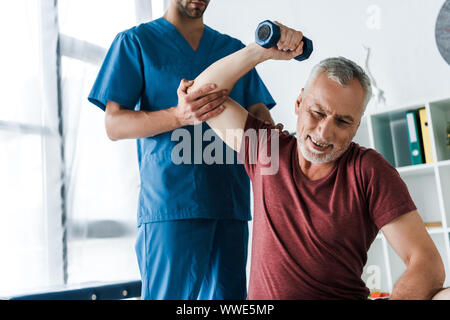 Portrait du docteur près de man avec haltère Banque D'Images