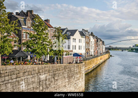 Maastricht, Pays-Bas, le 7 septembre 2019 : voir le long du quai à Wyck quartier, avec des arbres, des terrasses et de trois ou quatre étages des maisons de brique Banque D'Images