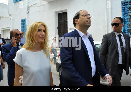 La ville de Marsa, Tunis. 15 Sep, 2019. Youssef Chahid condidates à l'élection présidentielle de 2019 accompagné de sa femme au bureau de vote à l'Abderrahmen Mami l'école à la ville de Marsa à Tunis pendant le premier tour de l'élection présidentielle en Tunisie, ce dimanche 15 septembre. Credit : Chokri Mahjoub/ZUMA/Alamy Fil Live News Banque D'Images