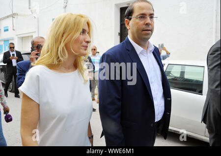 La ville de Marsa, Tunis. 15 Sep, 2019. Youssef Chahid condidates à l'élection présidentielle de 2019 accompagné de sa femme au bureau de vote à l'Abderrahmen Mami l'école à la ville de Marsa à Tunis pendant le premier tour de l'élection présidentielle en Tunisie, ce dimanche 15 septembre. Credit : Chokri Mahjoub/ZUMA/Alamy Fil Live News Banque D'Images