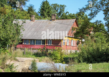 Vieille maison en bois avec toit biélorusse de l'amiante sur le Niémen (Niémen, Nemunas, Nyoman, Memel) river bank est vu à Grodno, Bélarus le 31 août 2019 © Michal Fludra / Alamy Live News Banque D'Images