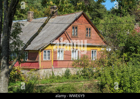 Vieille maison en bois avec toit biélorusse de l'amiante sur le Niémen (Niémen, Nemunas, Nyoman, Memel) river bank est vu à Grodno, Bélarus le 31 août 2019 © Michal Fludra / Alamy Live News Banque D'Images