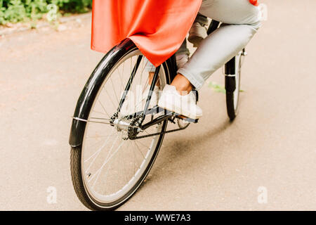 Portrait de père en fils avec manteau rouge riding bicycle Banque D'Images