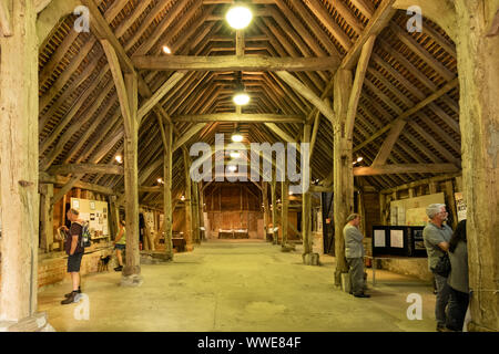 Intérieur de l'historique Grand Grange à Wanborough, le plus vieux bâtiment en bois dans la région de Surrey, UK, construit par des moines Cisterciens en 1388. Banque D'Images