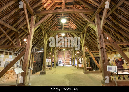 Intérieur de l'historique Grand Grange à Wanborough, le plus vieux bâtiment en bois dans la région de Surrey, UK, construit par des moines Cisterciens en 1388. Banque D'Images