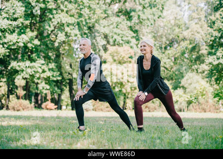 Positif, sportif et de la sportive mature faisant des exercices de mouvements brusques et à l'écart Banque D'Images