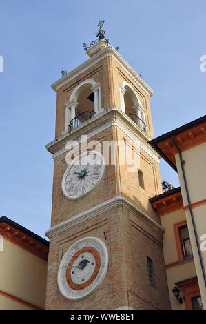 Tour de l'horloge sur la Piazza Tre Martiri (trois martyrs square), Rimini, Italy, Europe Banque D'Images