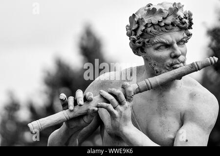 La statue en terre cuite appelée Faun représente un caractère pan-comme la lecture d'un tuyau à la Chambre de Biltmore à Asheville, NC, USA Banque D'Images