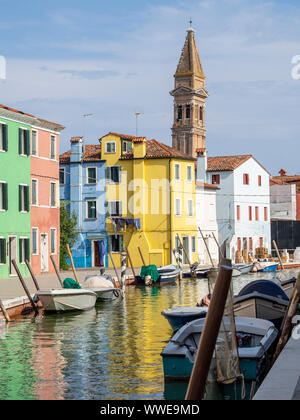 Maisons colorées près de canal sur l'île de Burano, Venise, Italie. Burano est une attraction touristique populaire, célèbre pour sa dentelle et travail accueil peint de couleurs vives Banque D'Images