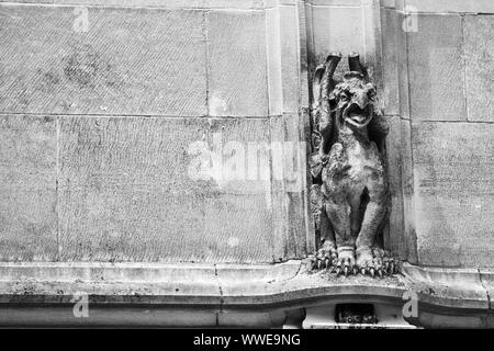 Une chimère ailée ou grotesques, avec le visage d'un oiseau et corps de lion, orne la Chambre de Biltmore à Asheville, NC, USA Banque D'Images