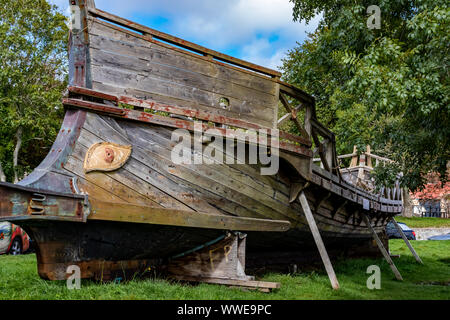 /Bière Rum barils ,Cannon et gréement du navire et vieux bateau dans Port de Charlestown,Cornwall UK Banque D'Images