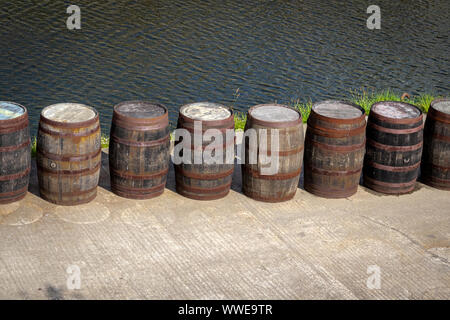 /Bière Rum barils ,Cannon et gréement du navire et vieux bateau dans Port de Charlestown,Cornwall UK Banque D'Images