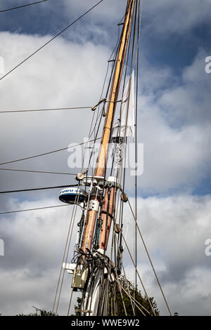 /Bière Rum barils ,Cannon et gréement du navire et vieux bateau dans Port de Charlestown,Cornwall UK Banque D'Images