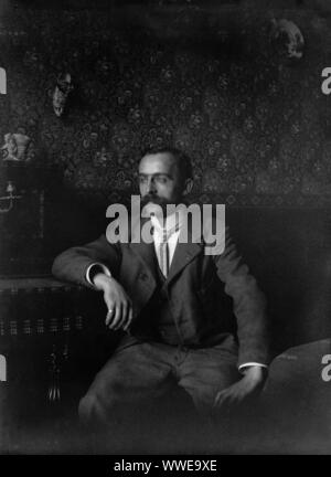 AJAXNETPHOTO. 1889-1900 (environ). FRANCE (LIEU EXACT INCONNU.). - L'INSTANTANÉ DE LA FAMILLE - HOMME AVEC MOUSTACHE assis à l'intérieur. Droit de l'original sur plaque de verre ; DATE SOURCE À PARTIR DE LA BOÎTE DE PLAQUE DE VERRE COUVERCLE. Photographe:Inconnu © COPYRIGHT DE L'IMAGE NUMÉRIQUE PHOTO VINTAGE AJAX AJAX BIBLIOTHÈQUE SOURCE : VINTAGE PHOTO LIBRARY COLLECTION REF :()AVL   1889 PEO FRA 105 Banque D'Images