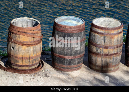 /Bière Rum barils ,Cannon et gréement du navire et vieux bateau dans Port de Charlestown,Cornwall UK Banque D'Images