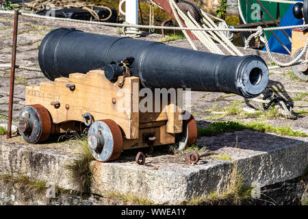 /Bière Rum barils ,Cannon et gréement du navire et vieux bateau dans Port de Charlestown,Cornwall UK Banque D'Images