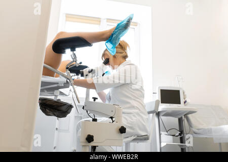 Un gynécologue examine un patient sur une chaise gynécologique. Flux d'un gynécologue. Banque D'Images