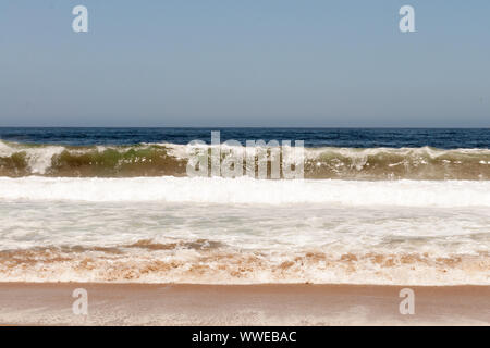 Rayures de la nature, ciel, mer profonde, vagues, mousse blanche et sable Banque D'Images