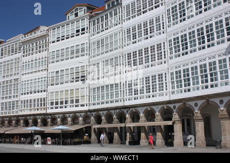 La Corogne - maisons à la façade de verre sur l'Avenida de la Marina. Banque D'Images