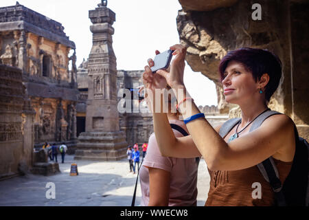 Le tournage d'un touristiques fille photo sur un smartphone tout en marchant dans un temple complexe. Kailash Temple à Amritsar. Version autonome, multi-étages, temple complexe. Banque D'Images