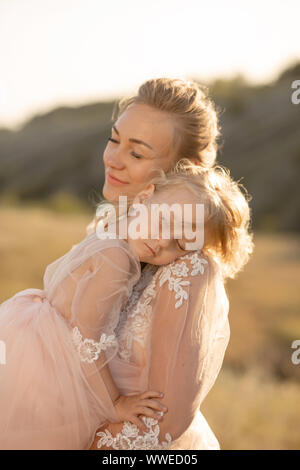 Une petite fille est au soleil et s'endormir sur son épaule. Banque D'Images