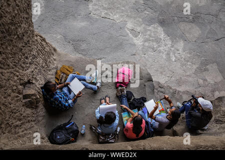 Ellora, Maharashtra, Inde - 15 janvier 2018 : un groupe d'étudiants de la faculté d'art en plein air dans le Temple Kailash. Vue de dessus. Les jeunes p Banque D'Images