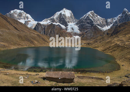 Paysage incroyable beauté, Laguna Carhuacocha, Cordillera Huayhuash, Ancash, Pérou Banque D'Images