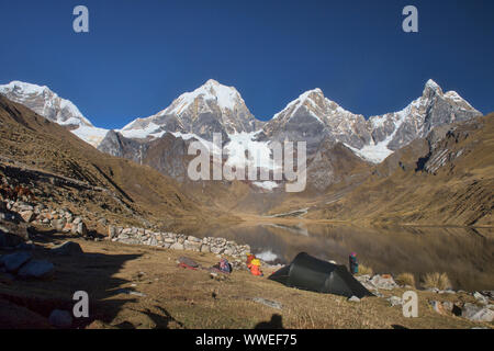 Beau camping à Laguna Carhuacocha, Cordillera Huayhuash, Ancash, Pérou Banque D'Images