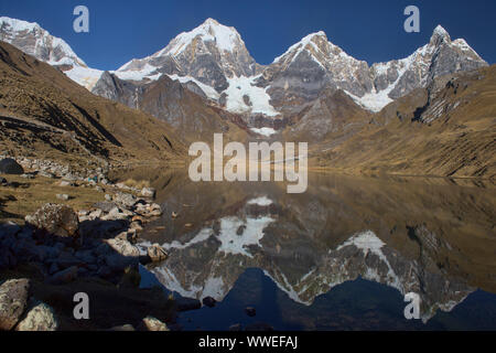 Réflexions de crête de la Cordillère Huayhuash, Laguna Carhuacocha, Ancash, Pérou Banque D'Images