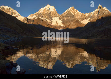 Réflexions de crête de la Cordillère Huayhuash, Laguna Carhuacocha, Ancash, Pérou Banque D'Images