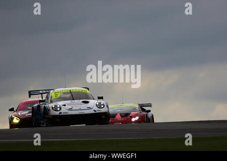 Derby, Royaume-Uni. 15 Sep, 2019. G-Cat Racing Porsche 911 GT3 R (33) entraîné par Shamus Jennings & Greg Caton conduit l'équipe Parker Racing Mercedes-AMG GT4 (66) conduite par Nick Jones & Scott Malvern au cours de la British GT GP de Donington Park à Donington Park, Derby, Angleterre le 15 septembre 2019. Photo par Jurek Biegus. Usage éditorial uniquement, licence requise pour un usage commercial. Aucune utilisation de pari, de jeux ou d'un seul club/ligue/dvd publications. Credit : UK Sports Photos Ltd/Alamy Live News Banque D'Images