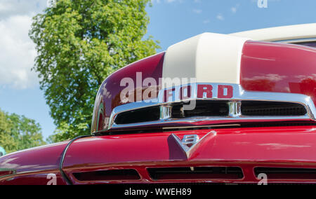 WROCLAW, Pologne - 11 août 2019 : USA voitures afficher : Ford F-100 1951 rénové Camionnette de couleurs rouge et blanc. Close-up du logo sur la voiture. Banque D'Images