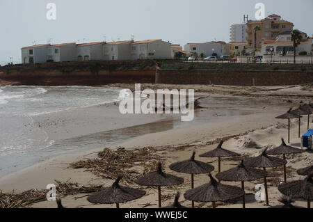 Orihuela Costa, Alicante, Espagne - 15 septembre 2019 : Playa Flamenca beach après tempête catastrophe Banque D'Images