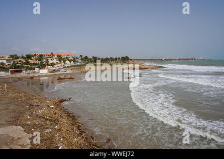 Orihuela Costa, Alicante, Espagne - 15 septembre 2019 : Playa Flamenca beach après tempête catastrophe Banque D'Images