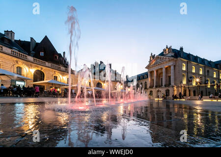 L'eau des fontaines de la Place de la libération à Dijon, le palais des ducs de Bourgogne, ducs palace, Côte d Or, Bourgogne, France Banque D'Images