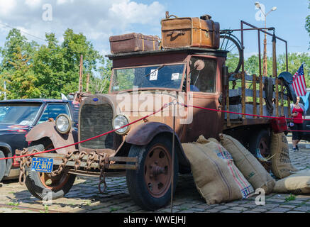 WROCLAW, Pologne - 11 août 2019 : USA cars show - vieux camion Ford pickup 1930 -1931-1939 avec valises vintage élégant et peu de gros paquets de café Banque D'Images