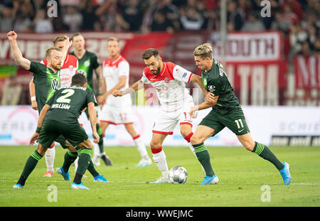 Kenan KARAMAN (D) dans un duel contre Felix KLAUS r. (WOB) et de gauche à droite Maximilian ARNOLD (WOB), WILLIAM (WOB), Action, football 1. Bundesliga, 4.journée, Fortuna Dusseldorf (D) - VfL Wolfsburg (WOB) 1 : 1, le 13/09/2019 à Düsseldorf/Allemagne. ¬ | conditions dans le monde entier Banque D'Images