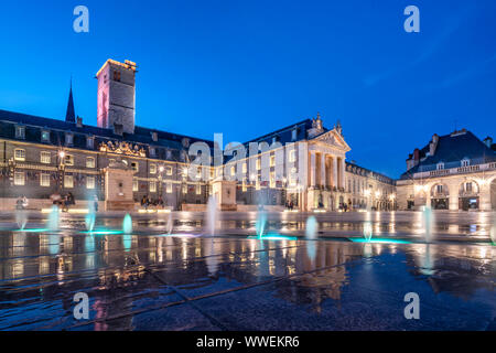 L'eau des fontaines de la Place de la libération à Dijon, le palais des ducs de Bourgogne, ducs palace, Côte d Or, Bourgogne, France Banque D'Images