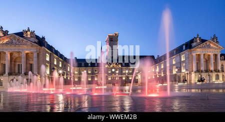 L'eau des fontaines de la Place de la libération à Dijon, le palais des ducs de Bourgogne, ducs palace, Côte d Or, Bourgogne, France Banque D'Images