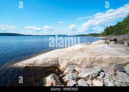 Plateau en pierre sur la rive de l'île de Malusare sur le lac . Ladoga Skerries, Karelia Banque D'Images