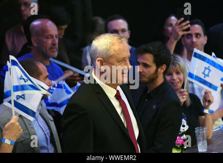 Tel Aviv, Israël. 15 Sep, 2019. Benny Gantz, chef du parti bleu et blanc, assiste à un rassemblement électoral à Tel Aviv, Israël, dimanche, 15 Septembre, 2019. Des sondages montrent Gantz exécutant une course serrée avec le Premier ministre israélien Benjamin Netanyahu. Photo par Debbie Hill/UPI UPI : Crédit/Alamy Live News Banque D'Images