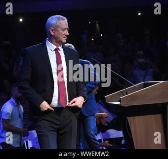 Tel Aviv, Israël. 15 Sep, 2019. Benny Gantz, chef du parti bleu et blanc, prend la parole à un rassemblement électoral à Tel Aviv, Israël, dimanche, 15 Septembre, 2019. Des sondages montrent Gantz exécutant une course serrée avec le Premier ministre israélien Benjamin Netanyahu. Photo par Debbie Hill/UPI UPI : Crédit/Alamy Live News Banque D'Images