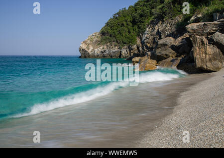 Belle plage d'Agii Saranta en Grèce Banque D'Images