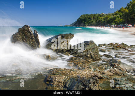 Belle plage d'Agii Saranta en Grèce Banque D'Images