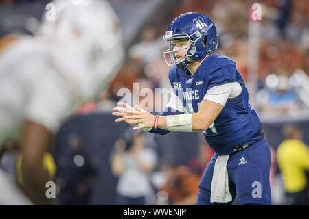 Houston, Texas, USA. 14Th Sep 2019. Les hiboux de riz quarterback Tom Stewart (14) se prépare à recevoir un jeu dans la NCAA football match entre le Texas Longhorns et le riz Les hiboux à NRG Stadium à Houston, Texas. Riz battu Texas 48-13. Prentice C. James/CSM/Alamy Live News Banque D'Images