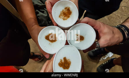 Vue de dessus de mains péruvien typique boisson le Pisco Sour Banque D'Images