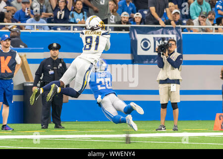 DETROIT, MI - Septembre 15 : Los Angeles Chargers WR Mike Williams (81) faire bondir sur capture Detroit Lions OB (28) Quandre Diggs au cours de jeu NFL Chargers entre Los Angeles et Detroit Lions le 15 septembre 2019 au Ford Field de Detroit, MI (Photo by Dranberg/CSM) Banque D'Images