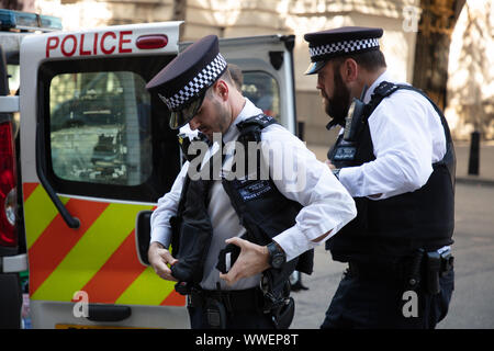 Londres, Royaume-Uni.15th septembre 2019.Des policiers métropolitains se préparent à leur service dans la rue de Londres..Credit: Joe Kuis / Alamy News Banque D'Images