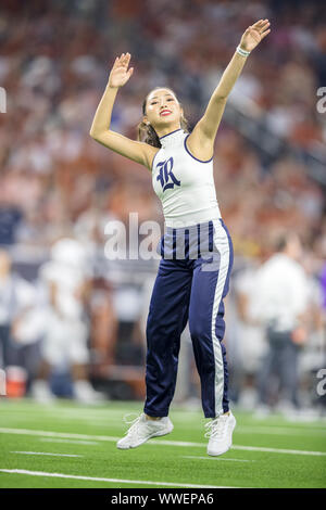 Houston, Texas, USA. 14Th Sep 2019. Un membre de l'équipe de danse des chouettes Riz excite la foule dans la NCAA football match entre le Texas Longhorns et le riz Les hiboux à NRG Stadium à Houston, Texas. Riz battu Texas 48-13. Prentice C. James/CSM/Alamy Live News Banque D'Images